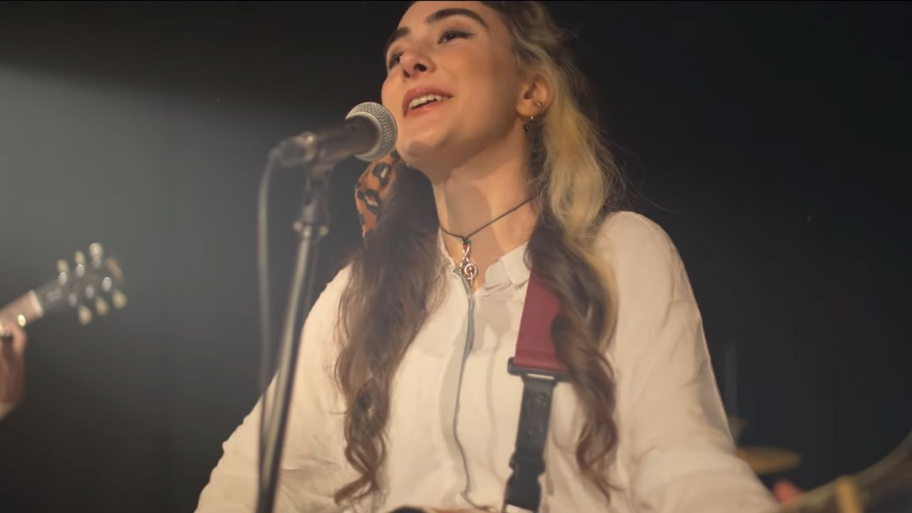 Pelin Çelik - Bal Rengi Şarkı Sözü