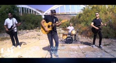 ALEGORİ - Kim Mükemmel Ki Şarkı Sözü