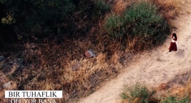 Senem Diyici - Bir Tuhaflık Oluyor Bana şarkı Sözü