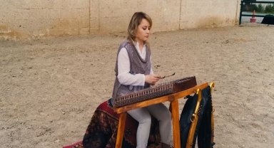 Ayfer Karataş - Gitme Uzağa Şarkı Sözü