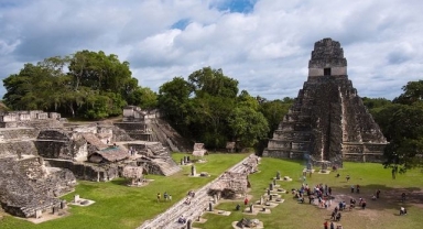 Tikal Maya Harabeleri