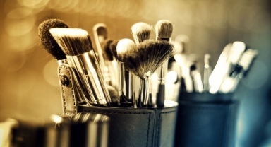 Yaşlı Görünmeye Neden Olan Makyaj Hataları