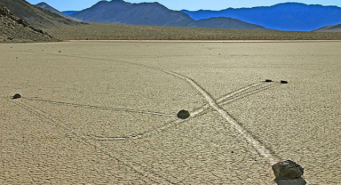 California Çölünde Yürüyen Kayalar