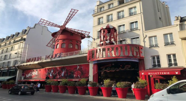 Moulin Rouge Mağazası: Paris'te Hediyelik Eşya Rüyası