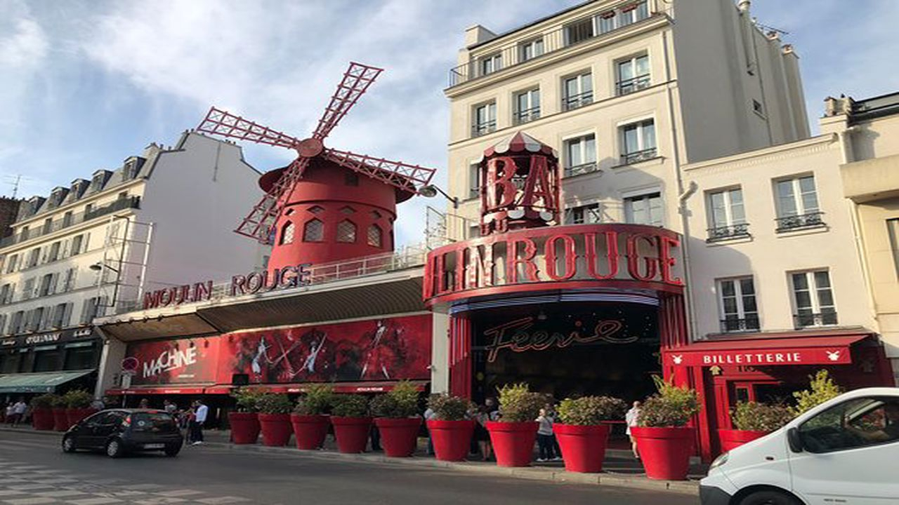 Moulin Rouge Mağazası: Paris'te Hediyelik Eşya Rüyası