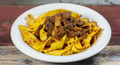 Pappardelle: İtalyan Mutfağının Lezzetli Makarnacısı