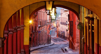 San Miguel de Allende'nin Sütunlu Caddesi