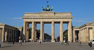 Brandenburg Kapısı: Berlin'in Kalbi ve Tarihin Tanığı