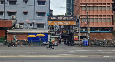 Soi Cowboy: Bangkok’un Renkli Gece Hayatı Caddesi