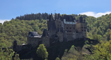 Burg Eltz Kalesi : Almanya’nın En Masalsı Kalesi